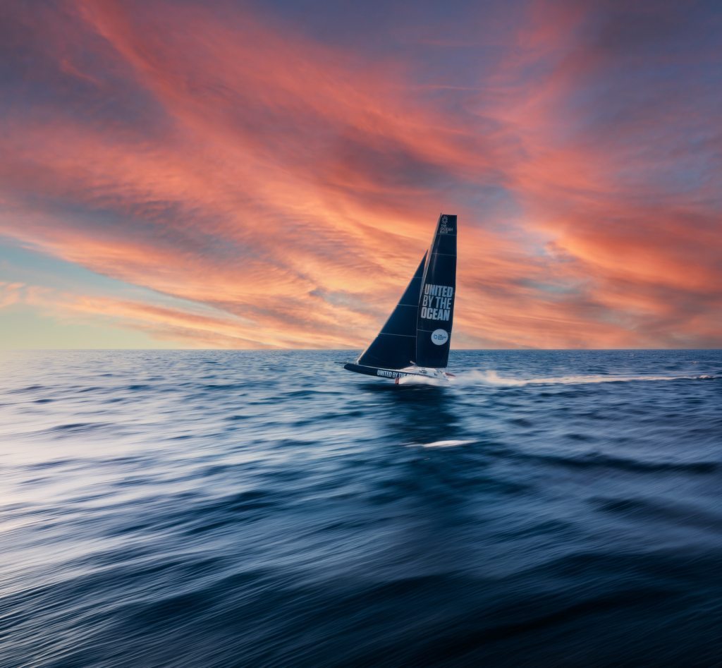 Veleiro da The Ocean Race navegando ao pôr do sol